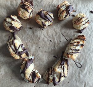 Kokosmakronen zu einem Herz zusammengestellt. 